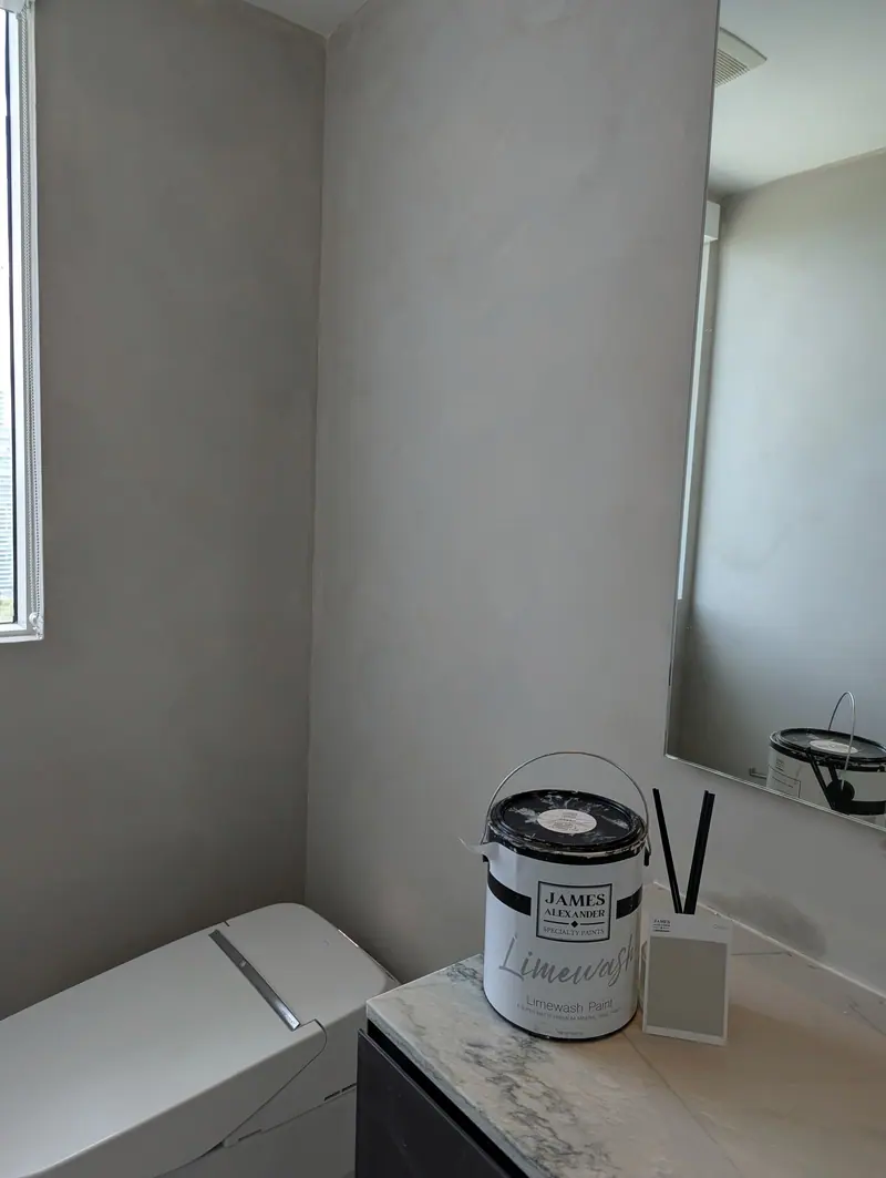Here is the transformation of this bathroom, evolving from a basic look to a more modern and refined finish using limewash. The process included all required steps, including a protective sealer to ensure greater durability and longevity.